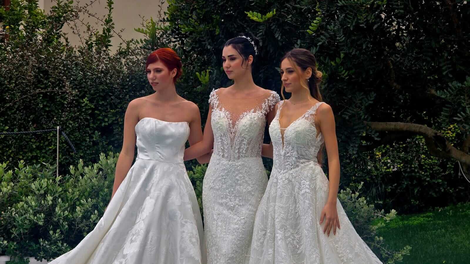 Primo piano trucco sposa Silvia Tola e acconciatura Vera Evolution su modelle Perez nel giardino di Villa Malvasio.