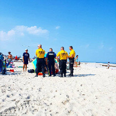 Raffica di vento in spiaggia, donna trafitta dall'ombrellone e ricoverata in ospedale