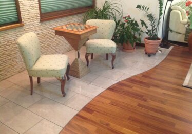 Inserti parquet mattonelle Inserto progettato dal nostro Architetto e realizzato dai nostri artigiani. Opera di precisione.