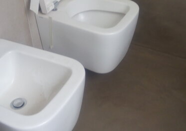 Resina mircocemento Adatta per i bagni, facile da pulire, bella da vedere.