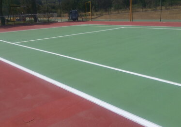 Pavimentazione sportiva - Fase 3 Aggiunta di resina colorata e creazione delle linee di gioco come da normativa sportiva.