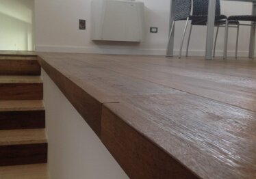 Rovere Rovere piallato a mano e termo trattato, ideale per un ambiente vintage.