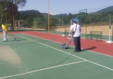 Pavimentazione sportiva - Fase 1 Ripristino pavimentazione sportiva. Fase 1 : pulitura e levigatura della superficie ormai usurata.