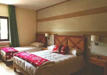 Hotel Abete Bianco - Camigliatello Silano Realizzazione di pavimentazione e pareti composite in laminato.