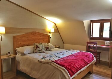 Hotel Abete Bianco - Camigliatello Silano Realizzazione di pavimentazione e pareti composite in laminato.