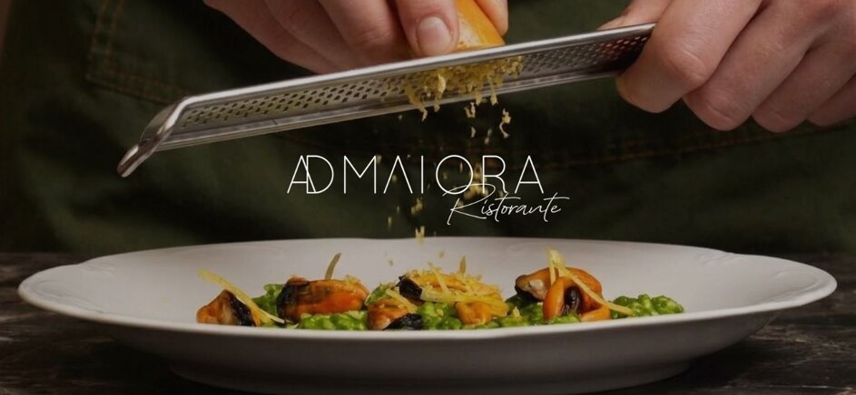 Impiattamento risotto con logo Ad Maiora