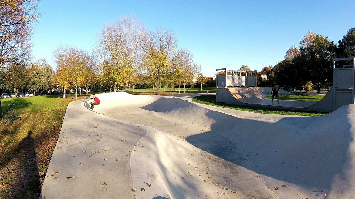 Ruben spinge sul Surfskate