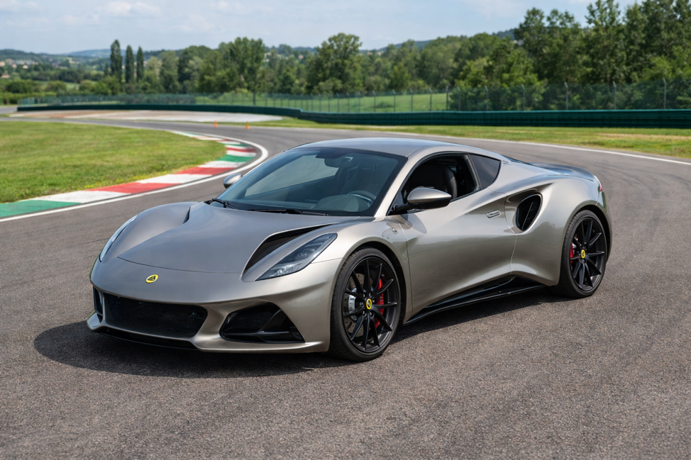lotus emira sulla pista da corsa