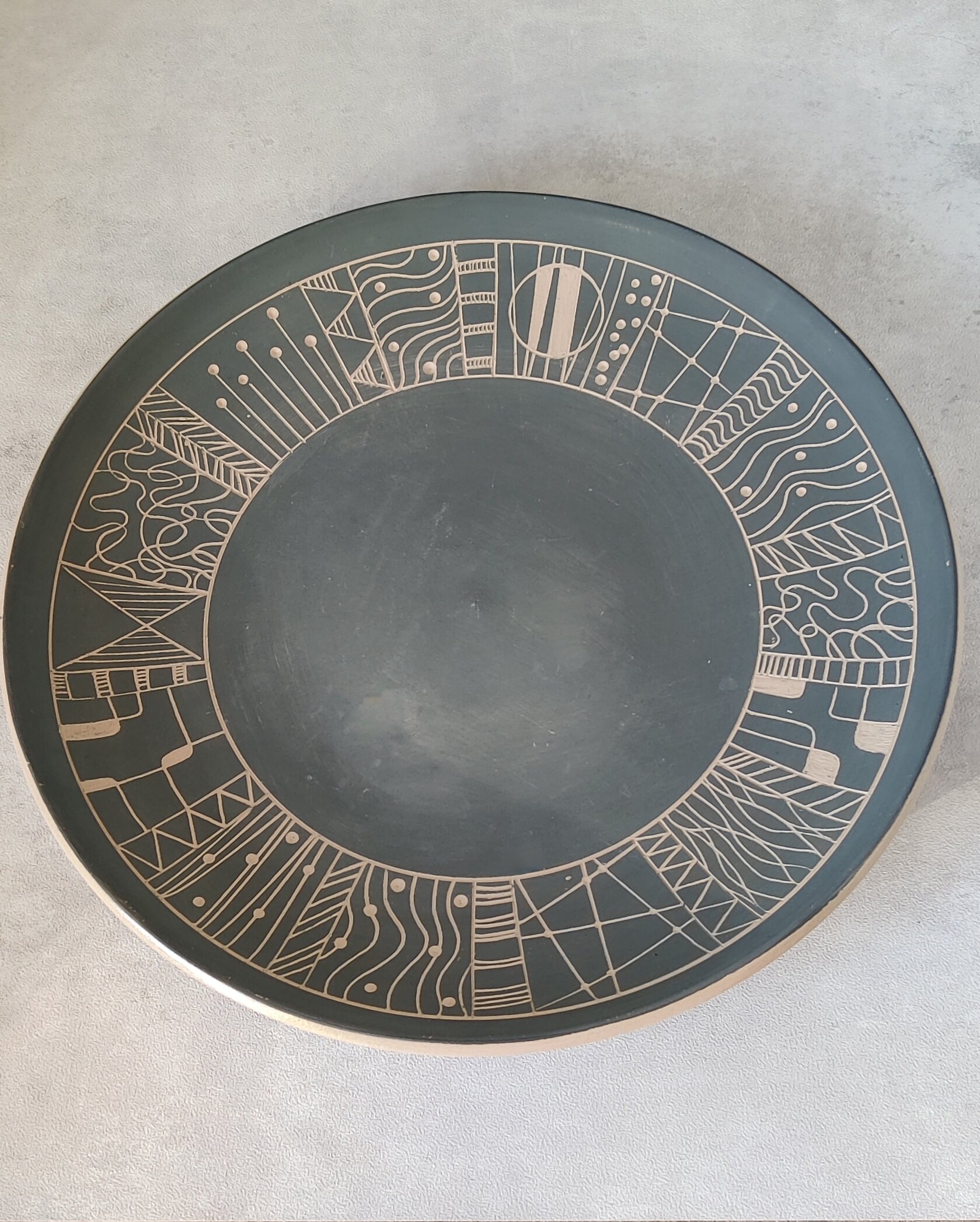 Lo sgrafito: una tecnica antica per raccontare storie sulla ceramica