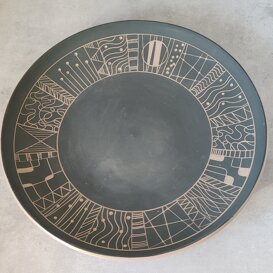 Piatto centrotavola Piatto da parete o da tavolo in gres decorato con disegni geometrici con tecnica sgrafito Piatto centrotavola Piatto da parete o da tavolo in gres decorato con disegni geometrici con tecnica sgrafito