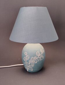 Base in ceramica forgiata e decorata a mano con la tecnica sgrafito Base in ceramica forgiata e decorata a mano con la tecnica sgrafito