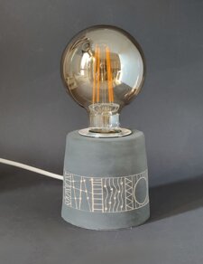 Base in ceramica decorata con disegni geometrici con la tecnica sgrafito Base in ceramica decorata con disegni geometrici con la tecnica sgrafito