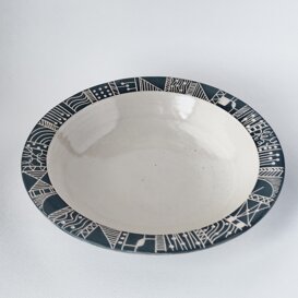 Piatto centrotavola Centrotavola decorato con disegni geometrici con la tecnica sgrafito Piatto centrotavola Centrotavola decorato con disegni geometrici con la tecnica sgrafito