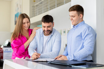 vecteezy_smiling-young-couple-signing-contract-at-car-dealership_73239684.jpeg
