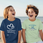 t-shirt-solidale-bambino-il-nostro-prossimo-e-tutto-cio-che-vive-grafica-bianca