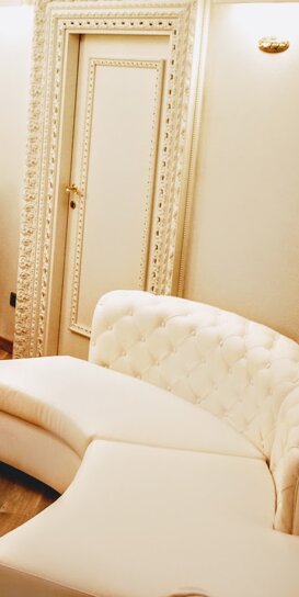 PORTA CON MOSTRA IMPORTANTE DOMUS SPAGNA LUXURY SUITE