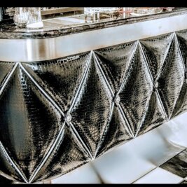 BANCONE BAR PELLE pELLE A ROMBI STAMPA COCCO E PIANO ALABASTRO SPECCHIATO NERO