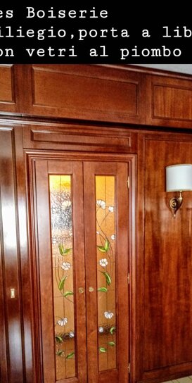 BOISERIE CON PORTA A LIBRO VETRI DECORATI