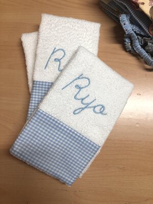 set-asciugamani-con-ricamo