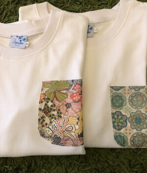 t-shirt-donna-in-tessuto-jersey-con-taschino-applicato-stoffa-liberty