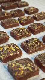 caramelle-mou-di-cachi-eucalipto-e-limone-nero