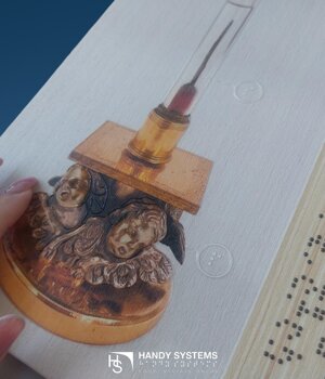 targa tattile su supporto in legno