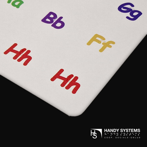 con schede a rilievo tattile e Braille