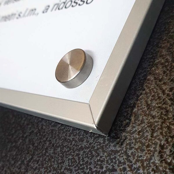 Dettaglio. Targa Braille su piantana in ferro