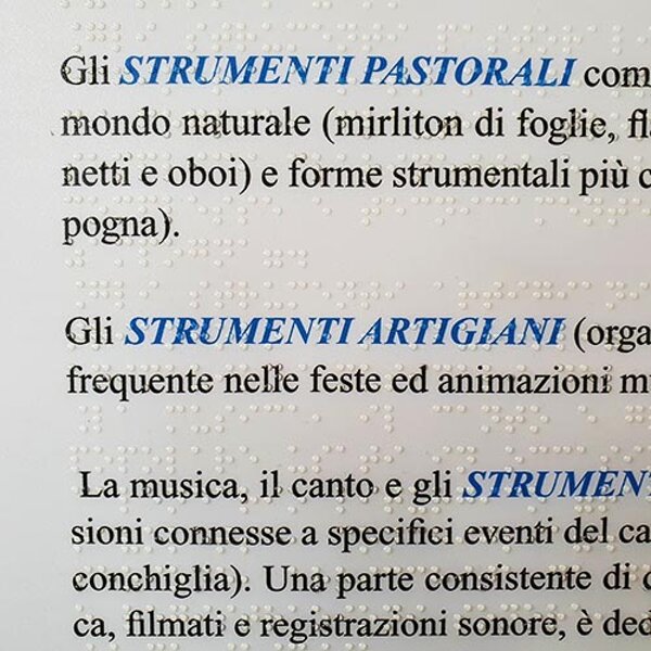 mappa tattile - particolare - in quadricromia e Braille. Museo Tradizioni musicali comune di Arsoli