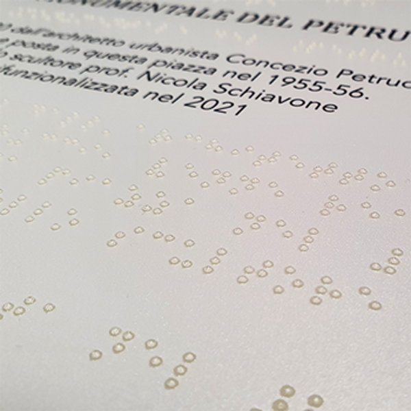 in quadricromia e Braille in trasparenza. Con loghi e QR-code.