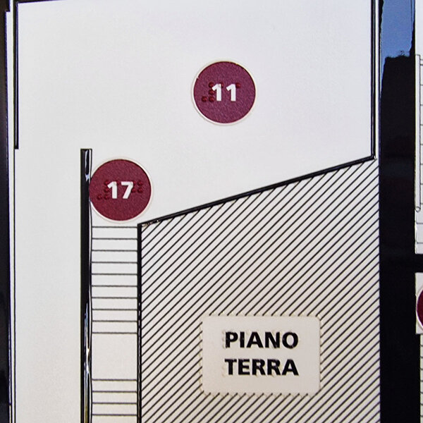 mappa tattile con leggio