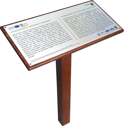 Targa Braille su piantana in legno.