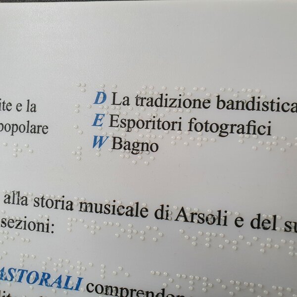 dettaglio mappa tattile in quadricromia e Braille. Museo Tradizioni musicali comune di Arsoli