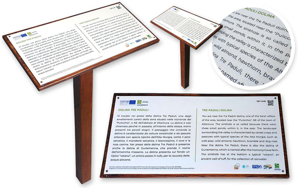 in quadricromia e Braille in trasparenza. Con loghi e QR-code. Targa su piantana in legno.