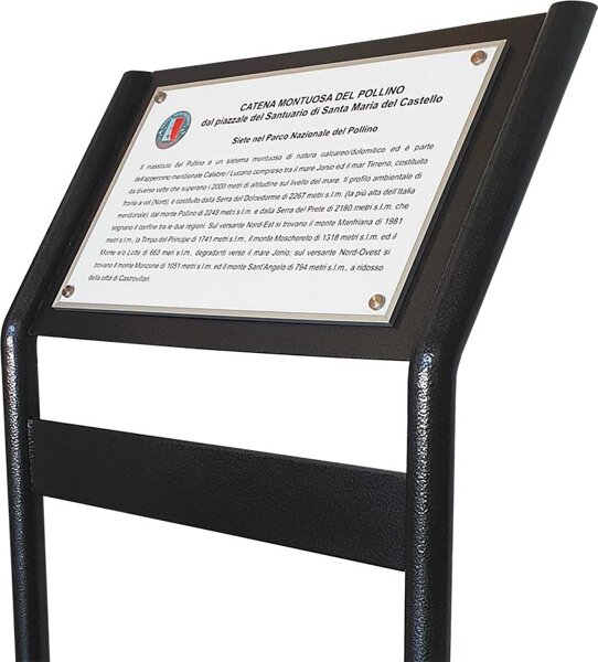 in quadricromia e Braille in trasparenza. Targa su piantana in ferro.