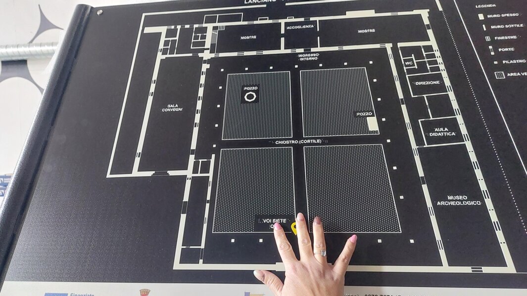 mappa tattile con leggio