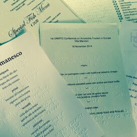 stampa Braille - mappa tattile - targa Braille menu nero e Braille