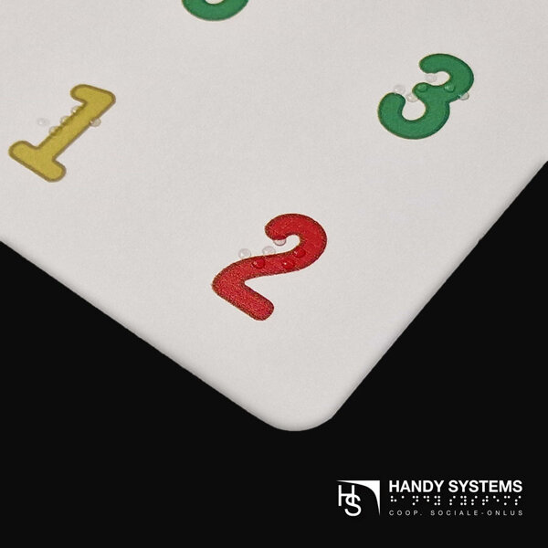 con schede a rilievo tattile e Braille