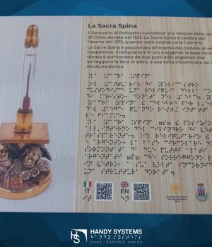 targa tattile su supporto in legno
