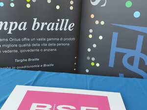 targa in quadricromia e stampa Braille