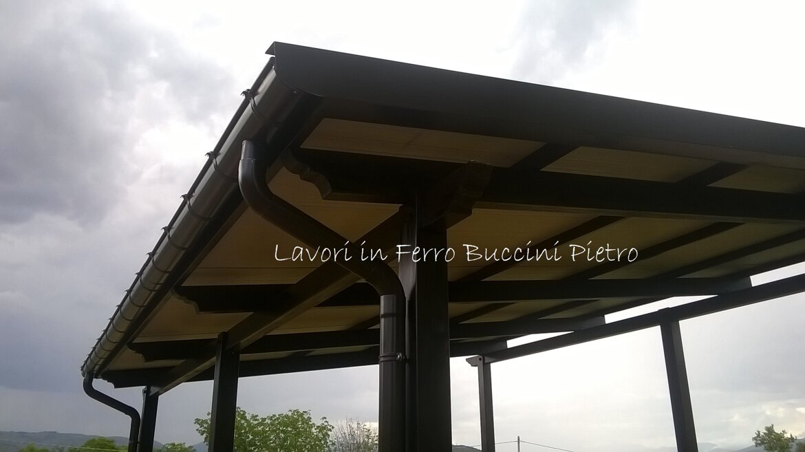 Taglio e verniciatura in finto legno. Completamente in ferro completa di termocopertura finto coppo.