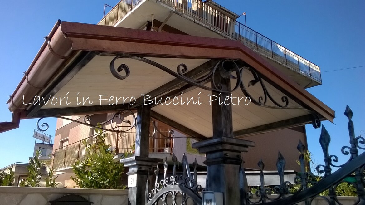 Struttura predisposta per l'installazione della copertura. Decori laterali in ferro battuto.