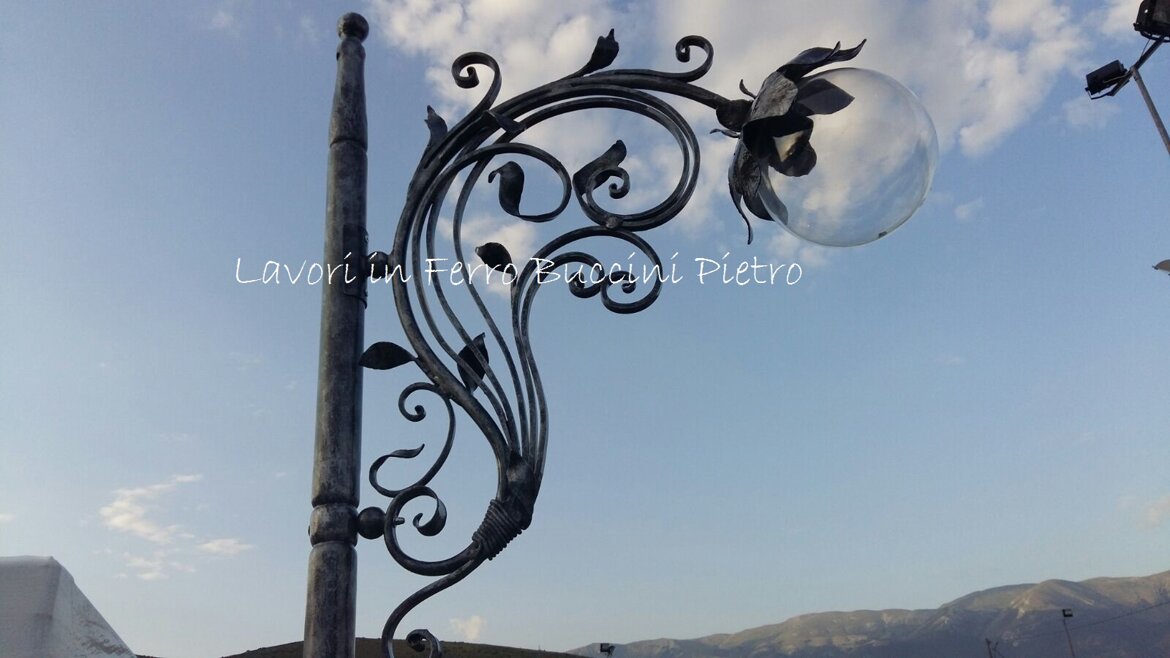 Lampione in ferro battuto artigianale, stile floreale