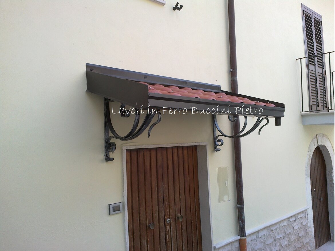 Realizzata con decori in ferro battuto artigianale