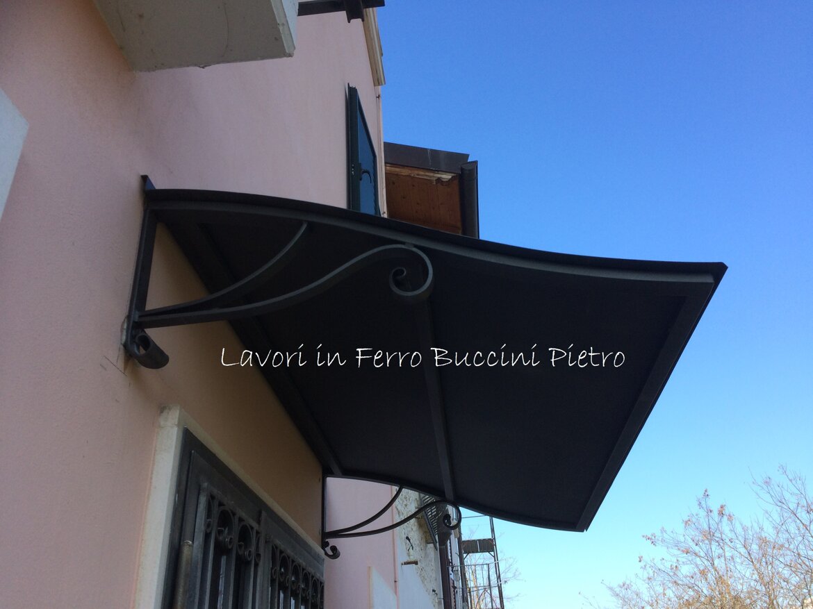 Decoro in ferro battuto laterale, copertura in lamiera zincata e verniciata.