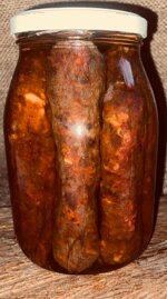 vasetto-con-salsiccia-di-maiale-piccante-sottolio