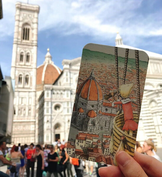 Effetto fotografico del Duomo e immagine su cartolinaFoto di una cartolina di Pinocchio in Mongolfi