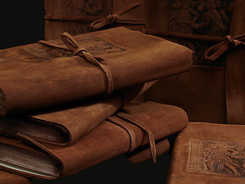 Quaderni con pagine interne bianche rivestiti di pelle colore marrone chiaro rossiccio