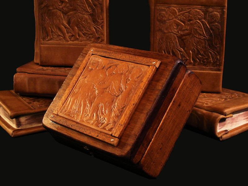 Versione del box contenitore con l? immagine de il Ballo degli Angeli su pelle