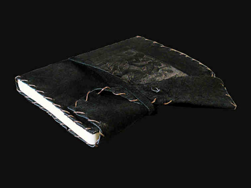 Cover in pelle di colore nero con pressatura del Ballo degli Angeli di Donatello